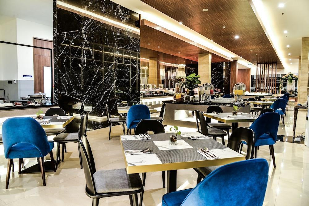 Aston Sidoarjo City Hotel & Conference Center Экстерьер фото